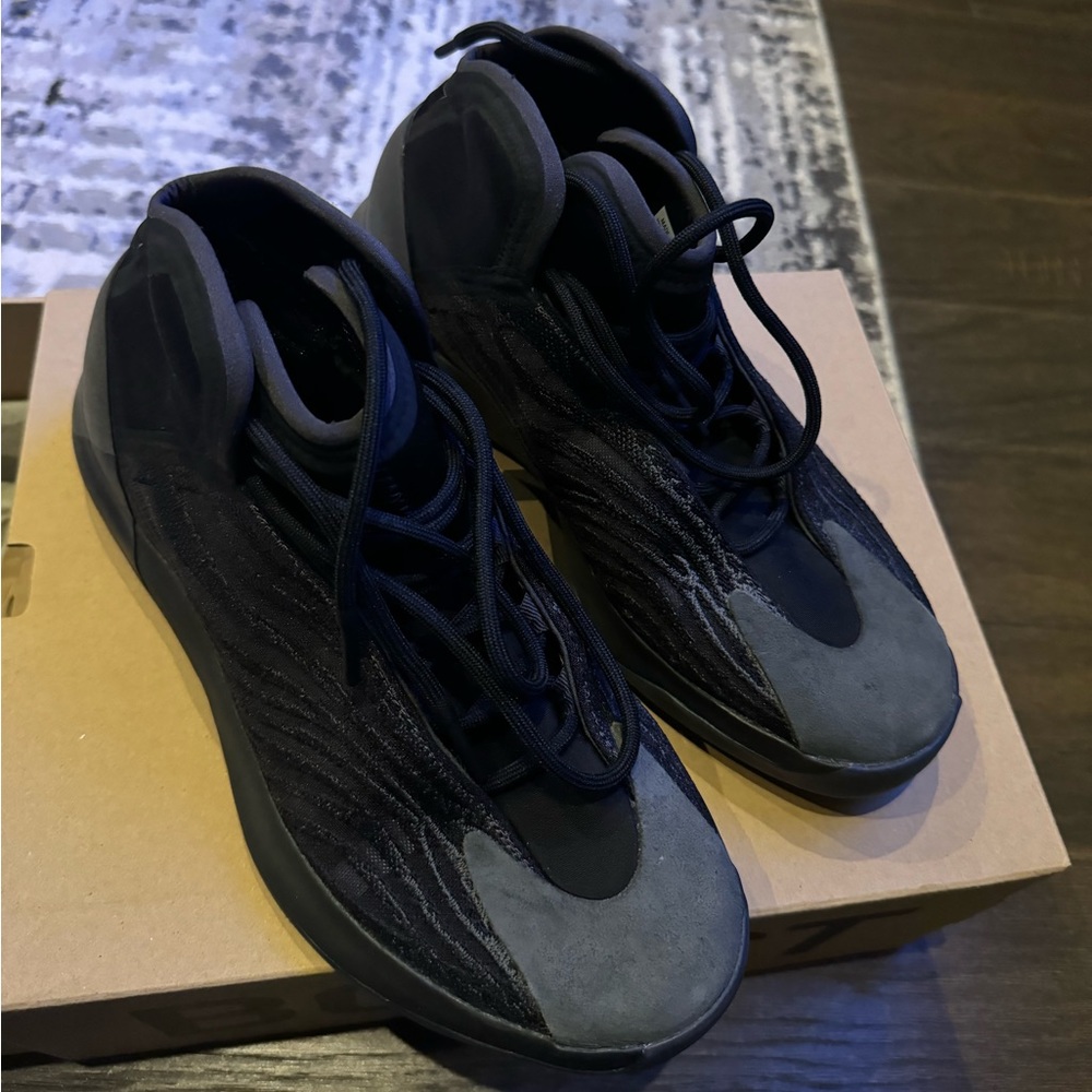 Yeezy QNTM ONYX